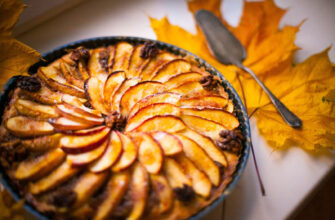 Осенний пирог с яблоками и орехами
