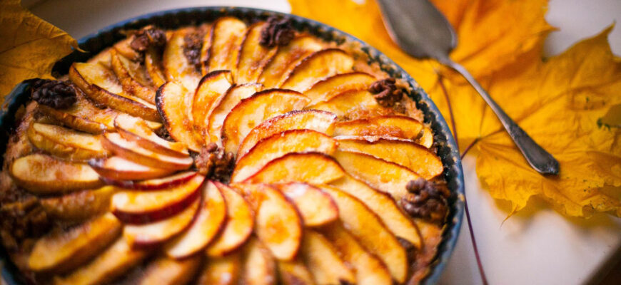 Осенний пирог с яблоками и орехами