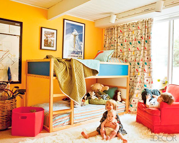 двухэтажная кровать в маленькой комнате для двух детей