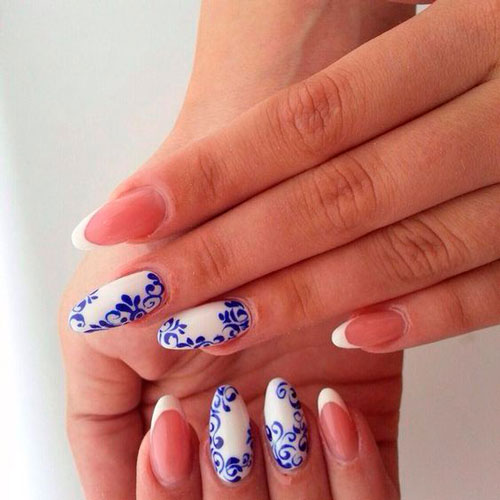 дизайн ногтей в белом цвете с голубым рисунком