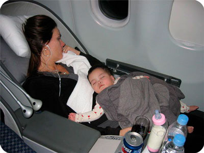 малыш и мама летят на самолете