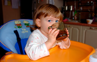 ребенок в 2 года пьет из бутылочки