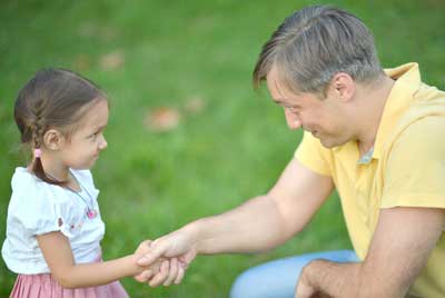 Как научить ребенка уважать маму и папу