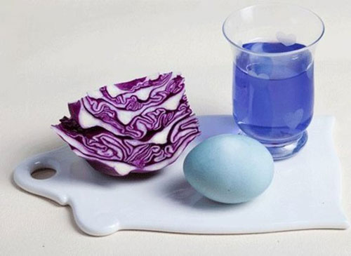 оригинально красим яйца на Пасху с помощью натуральных красителей в синий цвет