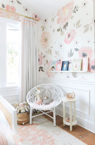 классическая детская комната для девочки в бело-розовом цвете