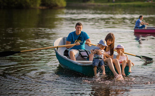 фотосессия летом в лодке всей семьей