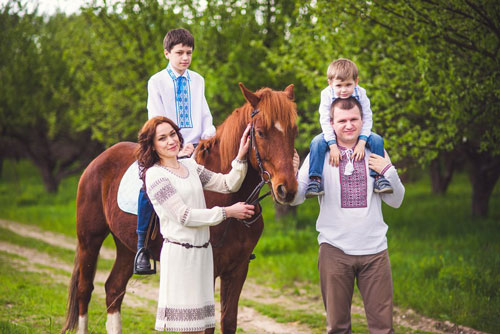 идеи семейной фотосессии летом на лошадях 2