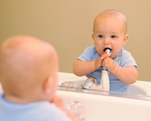 Как правильно чистить зубы детям в 1 год