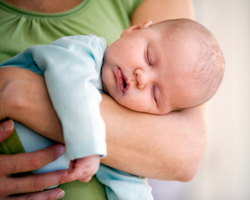 5 причин, почему ребенок спит только на руках