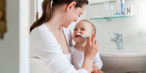 начинаем чистить зубы ребенку