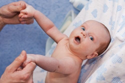 Запрокидывание головы назад у новорожденных: норма или патология?