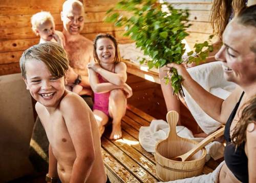 Родители и дети вместе моются в бане голышом,кто что думает.