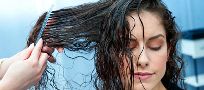 Можно ли расчесывать мокрые волосы