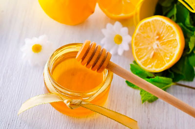 Как избавиться от черных точек на лице с помощью лимона и меда