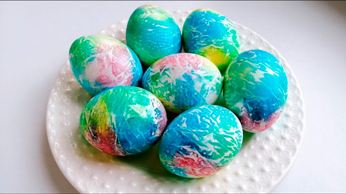 как покрасить яйца с помощью салфеток и красителей