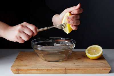 как правильно выжать лимон без соковыжималки 2