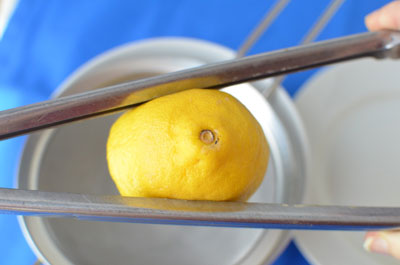 как правильно выжать лимон без соковыжималки 3