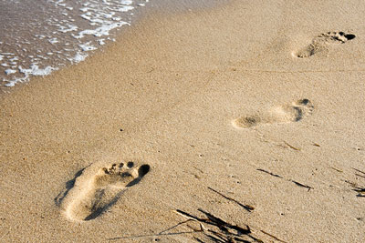 дети оставляют следы на песке