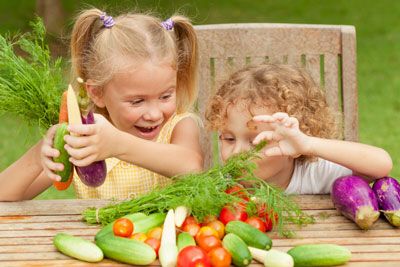дети с удовольствием едят овощи