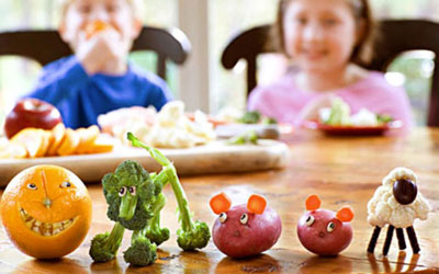 дети с удовольствием едят овощи 2