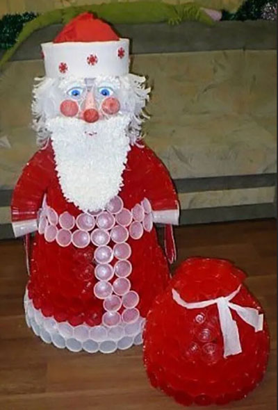 Новогодняя поделка Дед Мороз из стаканчиков своими руками