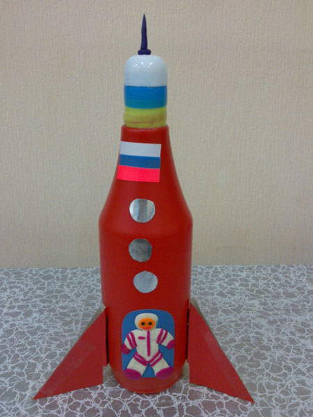 Ракета из бутылки ко дню космонавтики. Ракета из бросового материала и пластилина. Поделка ракета для детского сада. Ракета поделка своими руками. Космическая ракета из бросового материала.