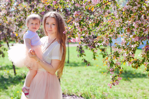 цветущие сады идеи для весенних фотосессий мама и ребенок 3