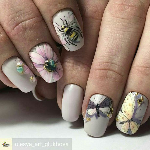 модный маникюр на короткие ногти с бабочками и стразами 6