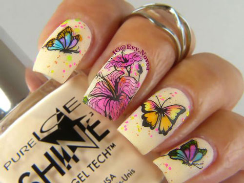 модный маникюр на короткие ногти с бабочками и стразами