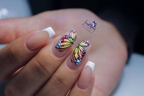 маникюр на короткие ногти с бабочками фото 2