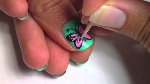 маникюр с бабочками наклейками на короткие ногти 6