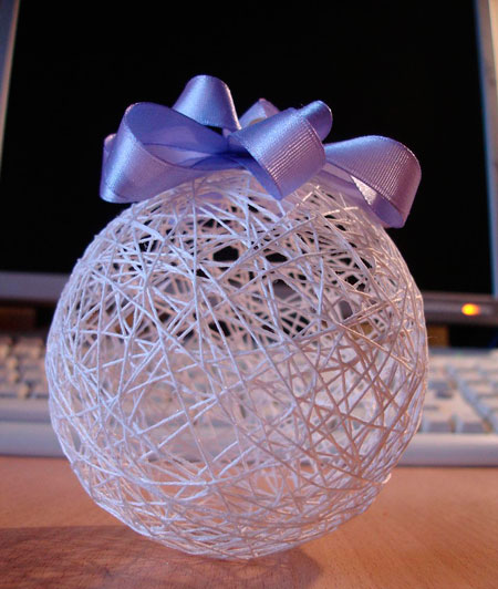 новогодний шар из ниток своими руками шары-паутинки фото
