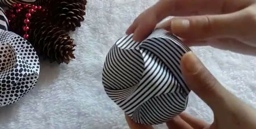 как сделать новогодний шар из бумаги 6
