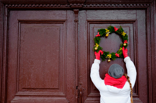 как повесить венок новогодний на железную дверь 3