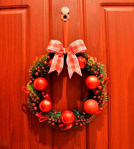 как повесить венок новогодний на железную дверь