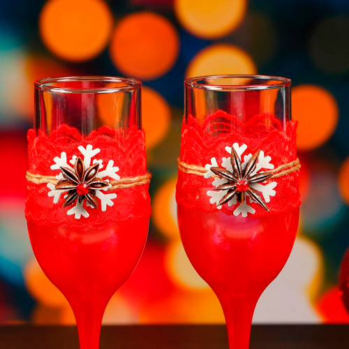 как красиво украсить бокалы на Новый год 10