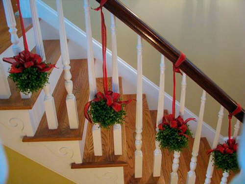 как украсить лестницу на Новый год в частном доме своими руками