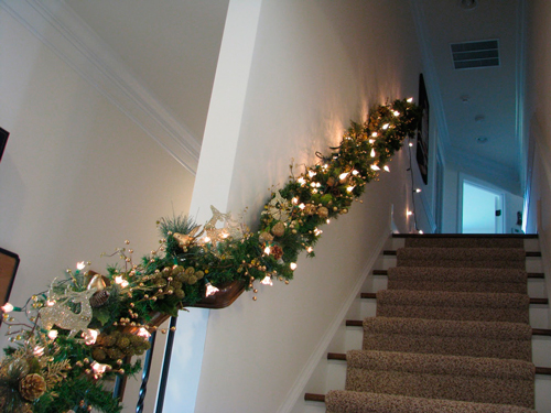 украшаем лестницу к Новому году в доме