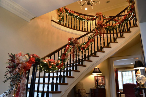 украшаем лестницу к Новому году в доме 2
