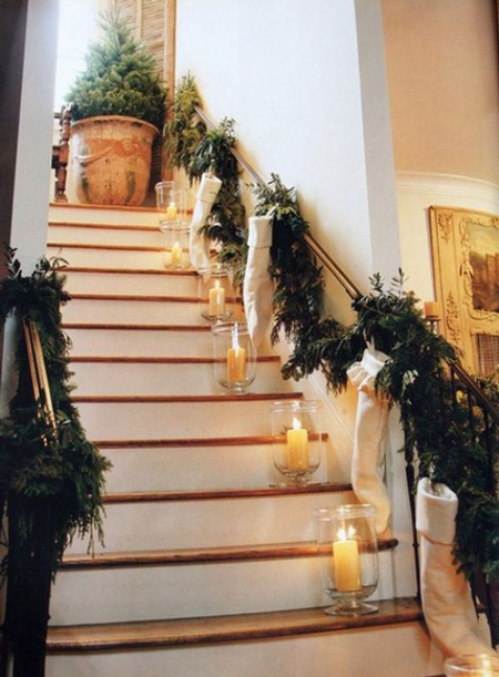 как красиво украсить лестницу на Новый год 6