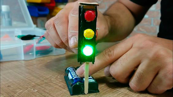 поделка светофор своими руками в школу на конкурс для детей из бумаги 7