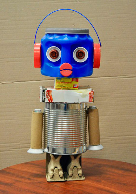 поделка робот из подручных материалов фото
