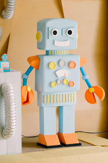 Робот: детская поделка из мусора