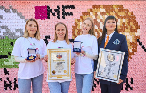 16 сентября в Москве фэшн-бренд Mark Formelle и посетители парка ВДНХ установили необычный мировой рекорд. За два часа они собрали самую большую в стране и мире мозаику из 2047 носков. 2