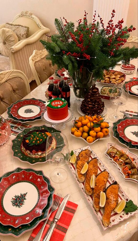 украшенный стол на Новый год красиво с едой