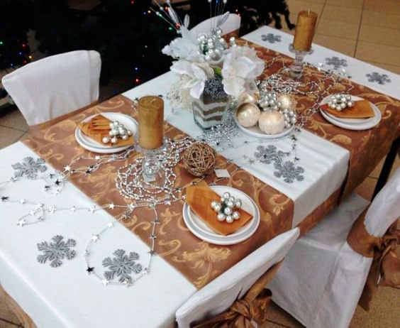 красиво украшенный стол на Новый год фото скатерти