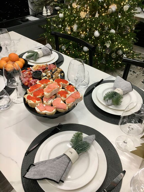 украшенный стол на Новый год красиво с едой 4
