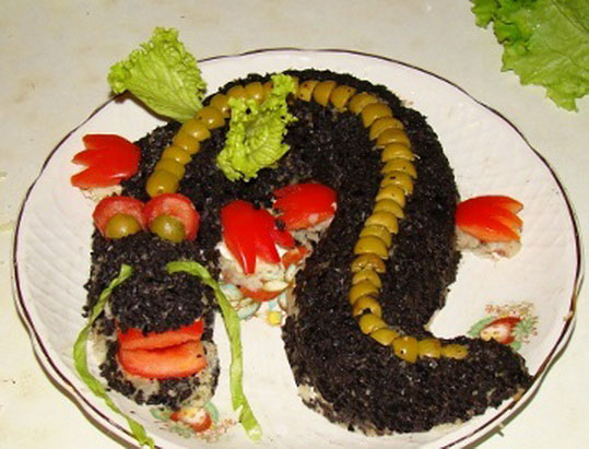как украсить салат на Новый год в виде дракона 5