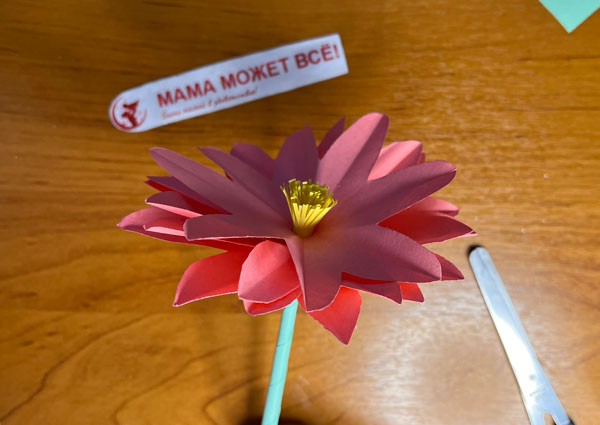 поделка объемный цветок из цветной бумаги в школе 10