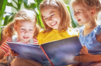 дети читают книгу в марте